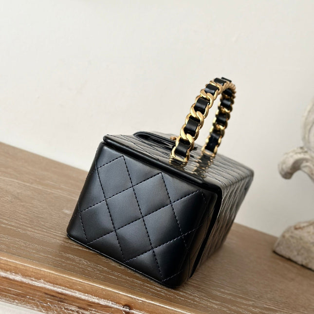 VINTAGE COSMETIC BAG 22 IN BLACK SHINY CALFSKIN GOLD HARDWARE