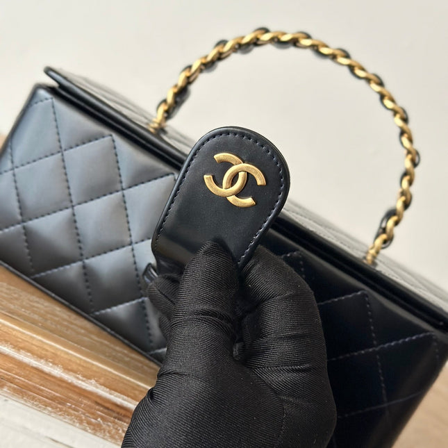 VINTAGE COSMETIC BAG 22 IN BLACK SHINY CALFSKIN GOLD HARDWARE