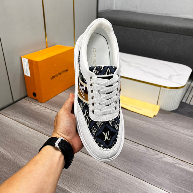 LV TRAINER IN WHITE EMBOSSED CALFSKIN AND MONOGRAM FABRIC