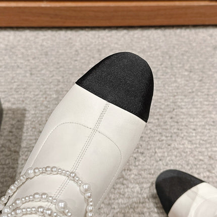 CC LOW CUT BOOTS IN WHITE STRETCH LAMBSKIN AND GROSGRAIN WITH PEARL CHAIN