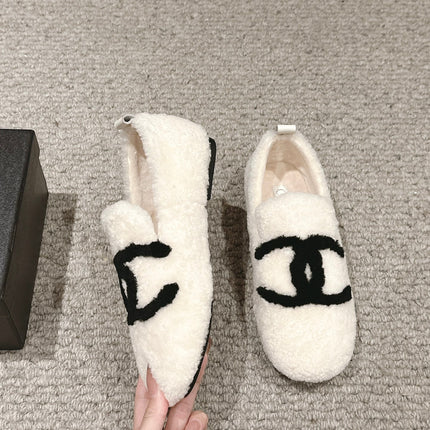CC LOAFERS IN WHITE FLEECE WITH BLACK LOGO