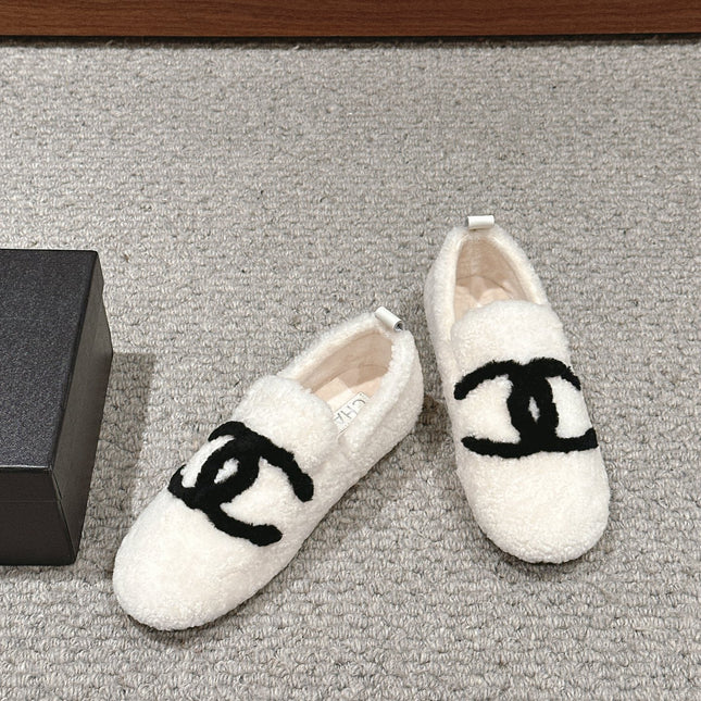 CC LOAFERS IN WHITE FLEECE WITH BLACK LOGO