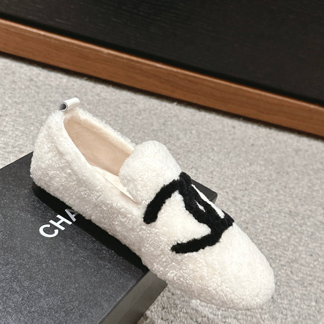 CC LOAFERS IN WHITE FLEECE WITH BLACK LOGO