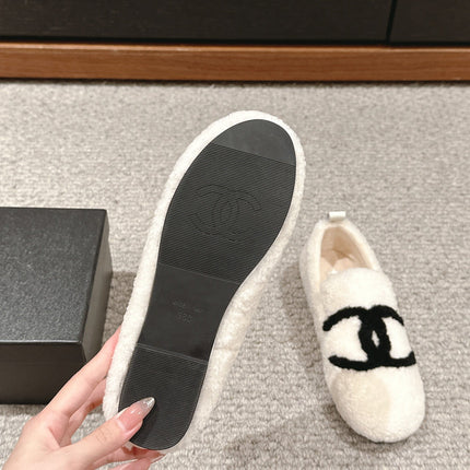 CC LOAFERS IN WHITE FLEECE WITH BLACK LOGO