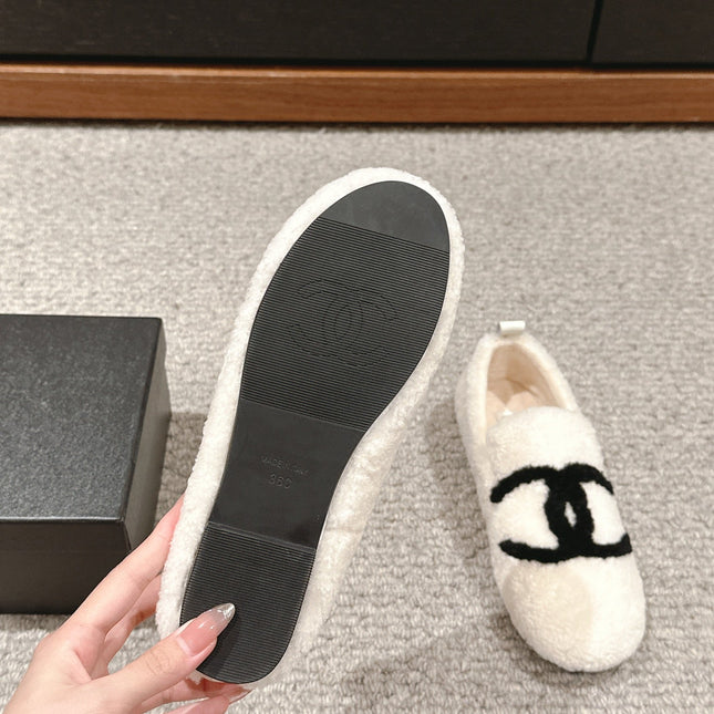 CC LOAFERS IN WHITE FLEECE WITH BLACK LOGO