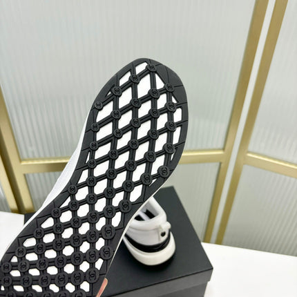 SNEAKER IN WHITE SUEDE AND BREATHABLE MESH