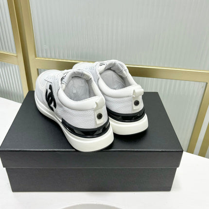 SNEAKER IN WHITE SUEDE AND BREATHABLE MESH