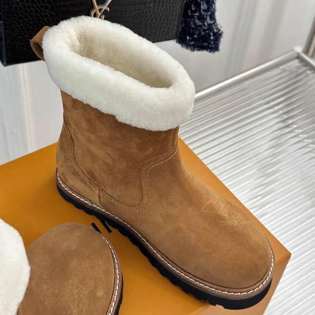 CHUNKY SOLE SNOW BOOTS IN PEANUT BROWN SUEDE AND WHITE WOOL