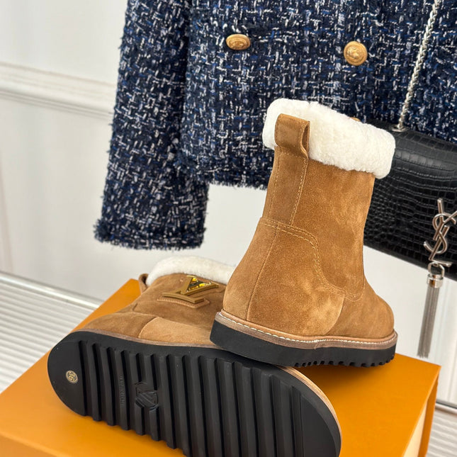 CHUNKY SOLE SNOW BOOTS IN PEANUT BROWN SUEDE AND WHITE WOOL