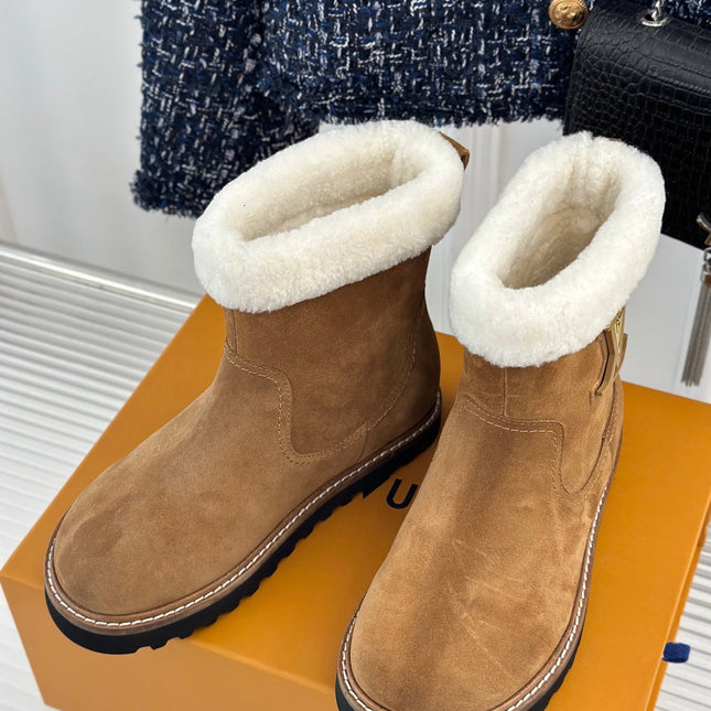 CHUNKY SOLE SNOW BOOTS IN PEANUT BROWN SUEDE AND WHITE WOOL