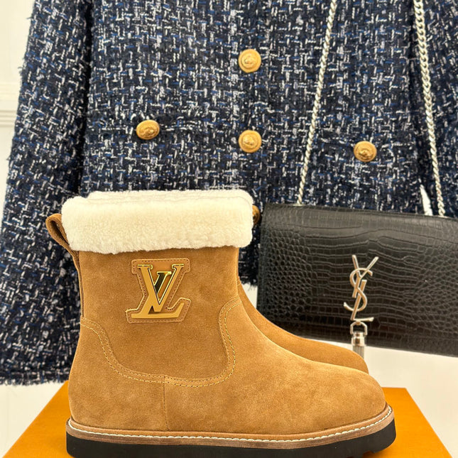 CHUNKY SOLE SNOW BOOTS IN PEANUT BROWN SUEDE AND WHITE WOOL