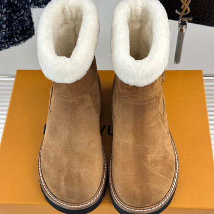 CHUNKY SOLE SNOW BOOTS IN PEANUT BROWN SUEDE AND WHITE WOOL