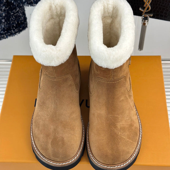 CHUNKY SOLE SNOW BOOTS IN PEANUT BROWN SUEDE AND WHITE WOOL