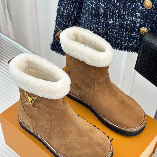 CHUNKY SOLE SNOW BOOTS IN PEANUT BROWN SUEDE AND WHITE WOOL
