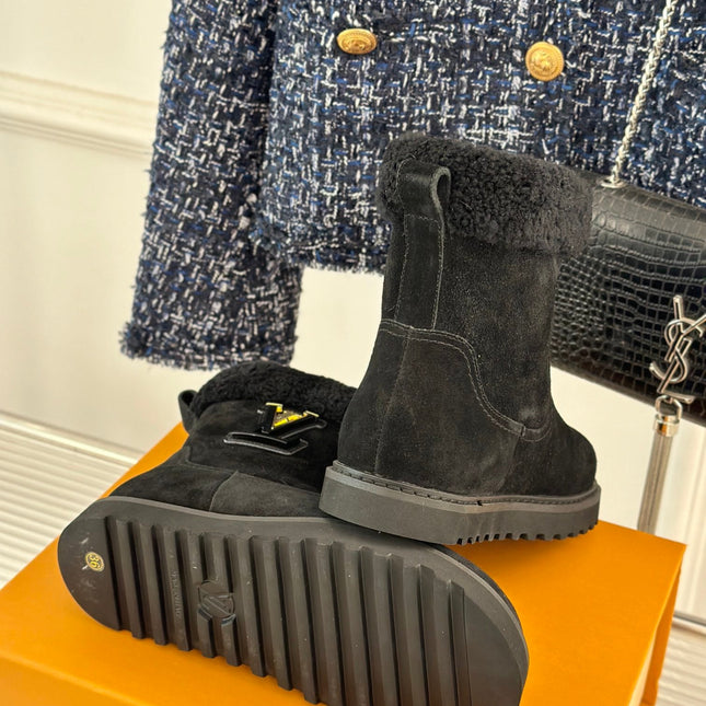 CHUNKY SOLE SNOW BOOTS IN BLACK SUEDE AND WOOL