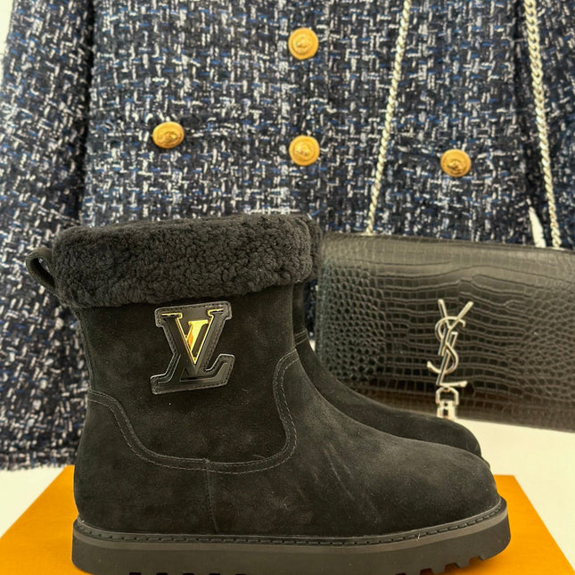 CHUNKY SOLE SNOW BOOTS IN BLACK SUEDE AND WOOL