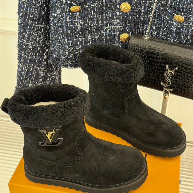 CHUNKY SOLE SNOW BOOTS IN BLACK SUEDE AND WOOL