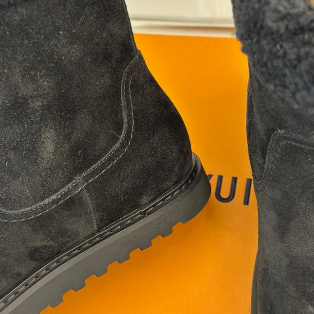 CHUNKY SOLE SNOW BOOTS IN BLACK SUEDE AND WOOL