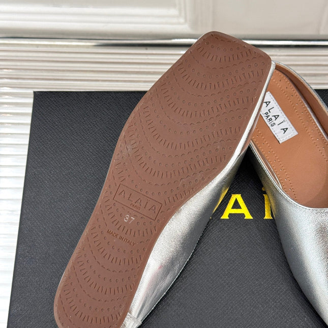 ALAIA FLAT MULE IN SILVER LAMBSKIN