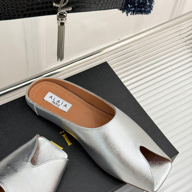 ALAIA FLAT MULE IN SILVER LAMBSKIN