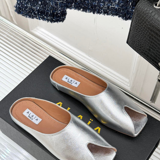 ALAIA FLAT MULE IN SILVER LAMBSKIN