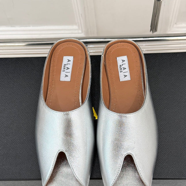 ALAIA FLAT MULE IN SILVER LAMBSKIN