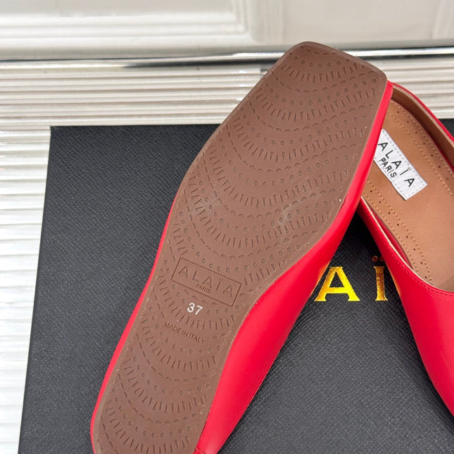 ALAIA FLAT MULE IN CRIMSON RED LAMBSKIN