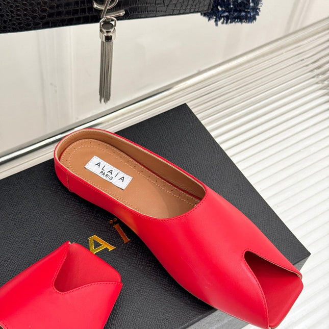 ALAIA FLAT MULE IN CRIMSON RED LAMBSKIN