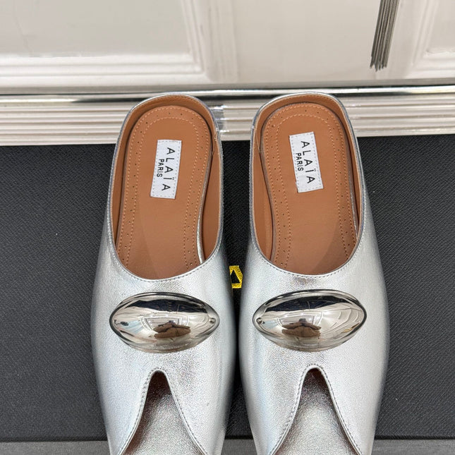 ALAIA FLAT MULE IN SILVER LAMBSKIN WITH SILVER HARDWARE