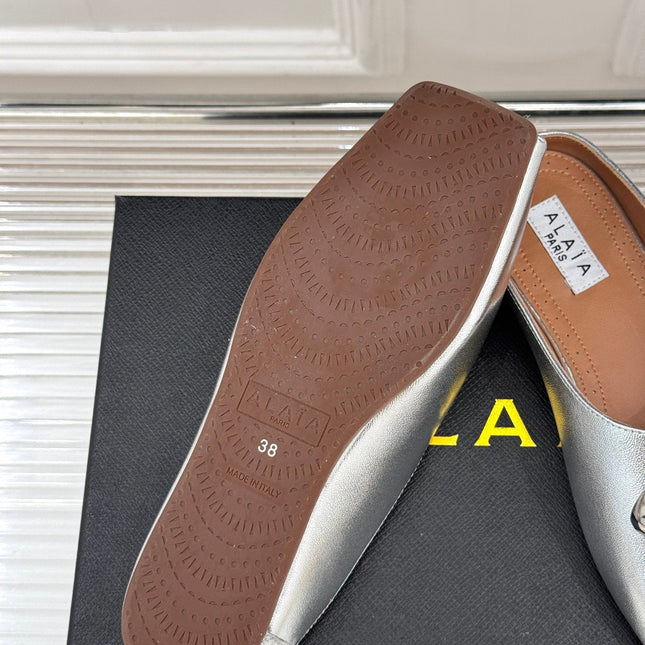 ALAIA FLAT MULE IN SILVER LAMBSKIN WITH SILVER HARDWARE