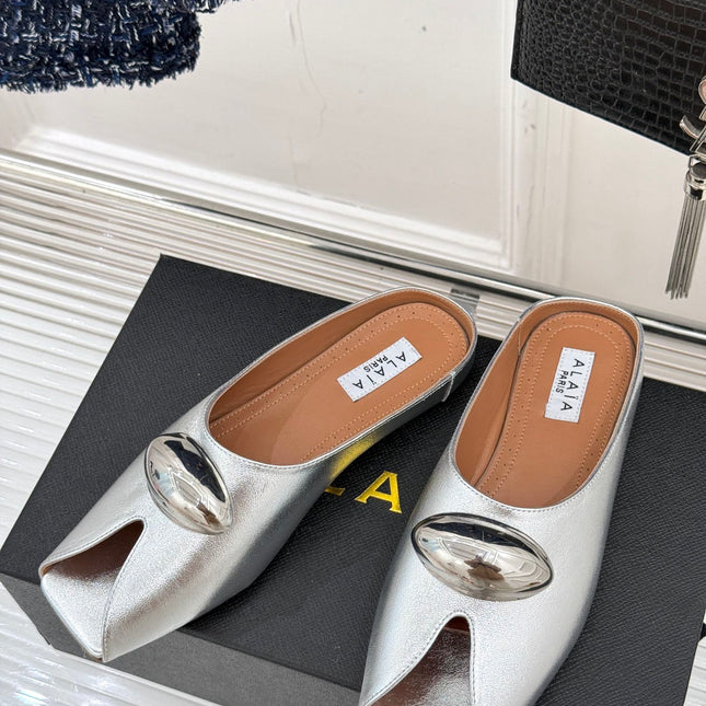 ALAIA FLAT MULE IN SILVER LAMBSKIN WITH SILVER HARDWARE