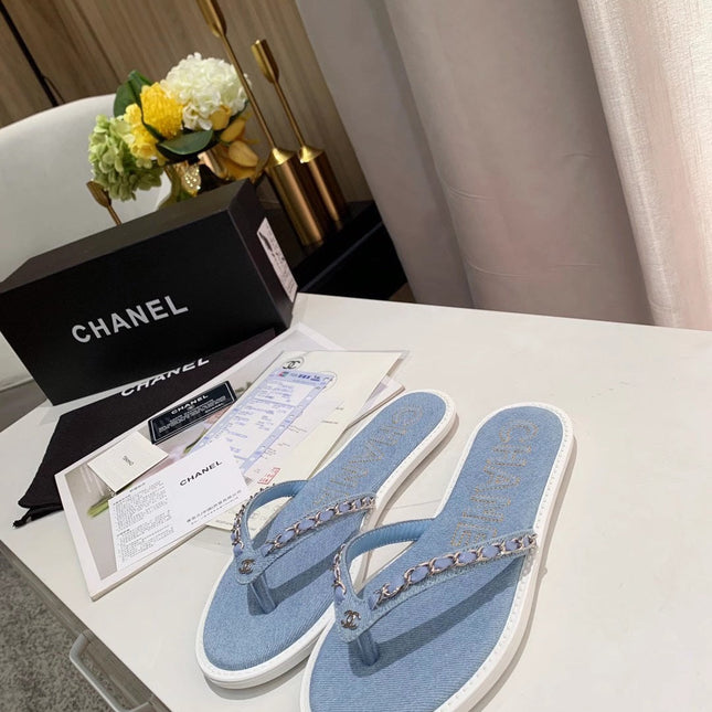 THONG SLIPPERS IN LIGHT BLUE DENIM