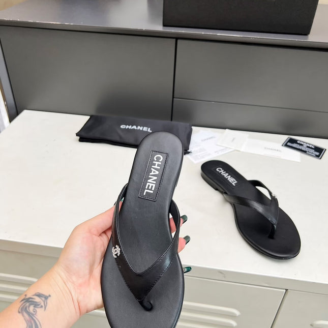 THONG SLIPPERS IN BLACK COWHIDE