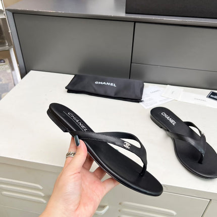 THONG SLIPPERS IN BLACK COWHIDE