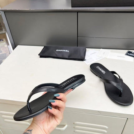 THONG SLIPPERS IN BLACK COWHIDE