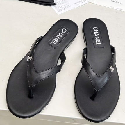 THONG SLIPPERS IN BLACK COWHIDE