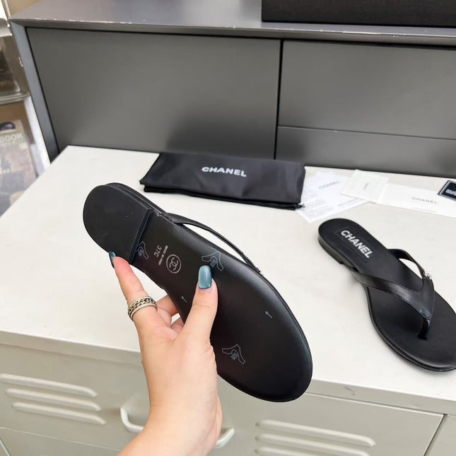 THONG SLIPPERS IN BLACK COWHIDE