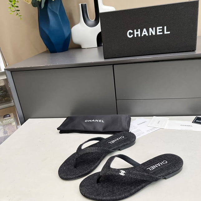 THONG SLIPPERS IN BLACK DENIM
