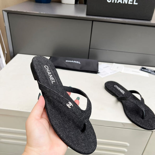 THONG SLIPPERS IN BLACK DENIM