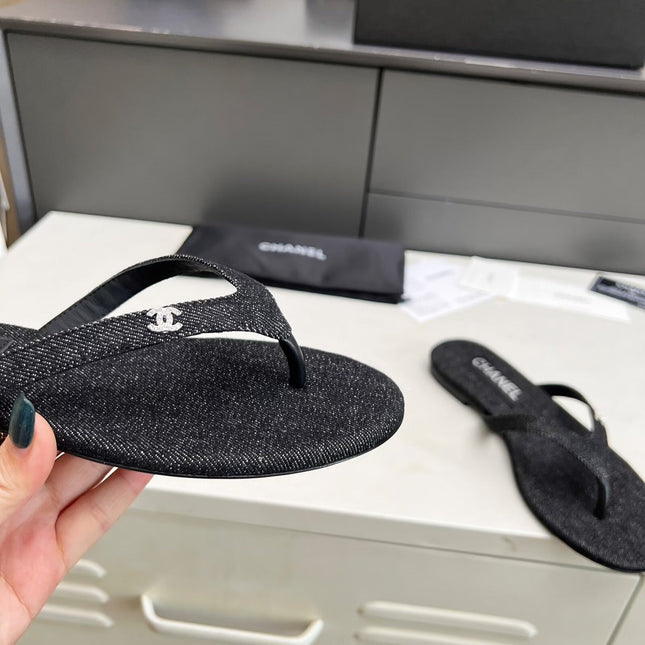 THONG SLIPPERS IN BLACK DENIM