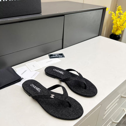 THONG SLIPPERS IN BLACK DENIM