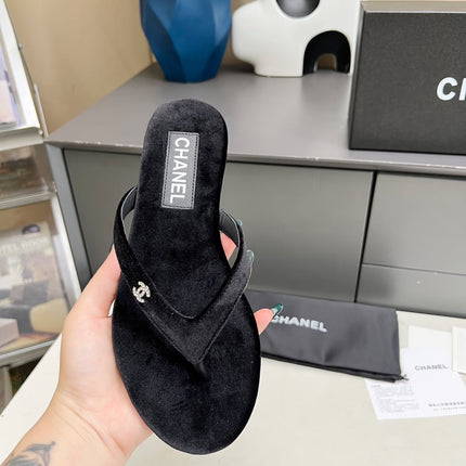 THONG SLIPPERS IN BLACK VELVET