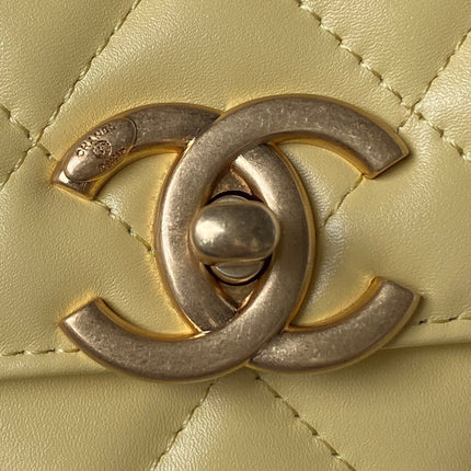 CC 22 FLAP BAG IN YELLOW CORN GOLD HARDWARE