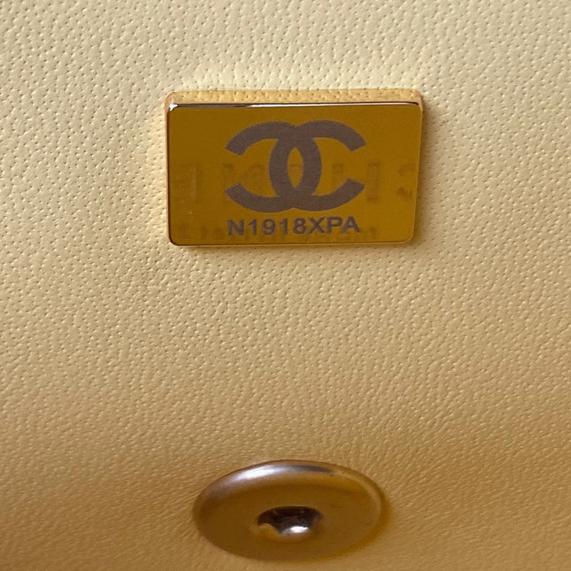 CC 22 FLAP BAG IN YELLOW CORN GOLD HARDWARE