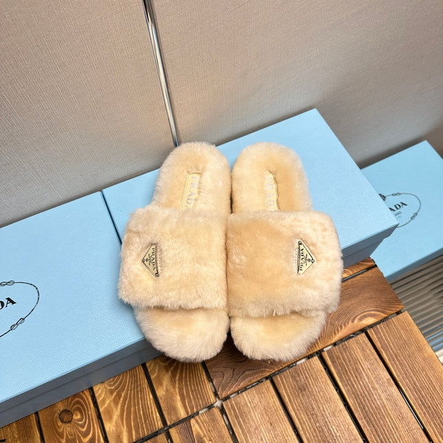 THICK-SOLED FUR SLIDES TUSCAN BEIGE WITH TRIANGLE LOGO