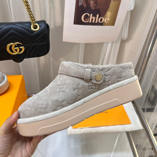 LV WOMEN'S COSY FLAT COMFORT CLOGS IN BEIGE MONOGRAM SUEDE