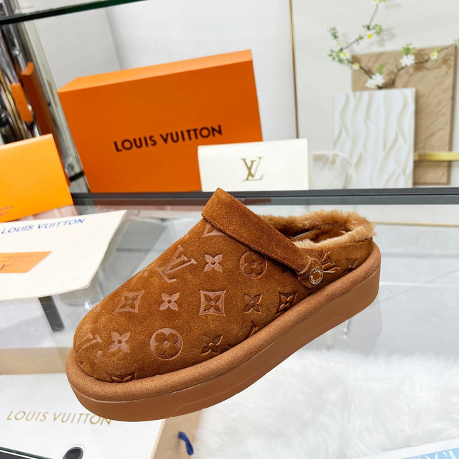 LV WOMEN'S COSY FLAT COMFORT CLOGS IN RUSSET BROWN MONOGRAM SUEDE