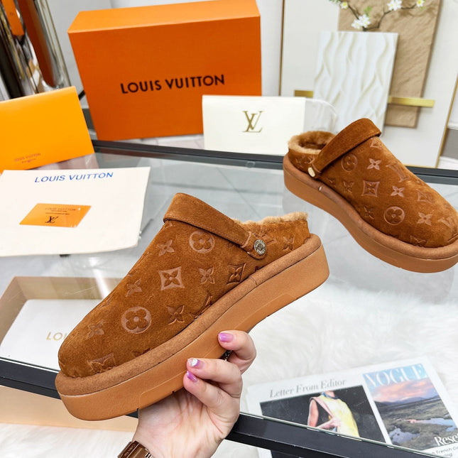 LV WOMEN'S COSY FLAT COMFORT CLOGS IN RUSSET BROWN MONOGRAM SUEDE