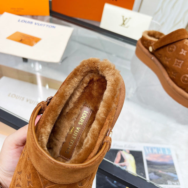 LV WOMEN'S COSY FLAT COMFORT CLOGS IN RUSSET BROWN MONOGRAM SUEDE