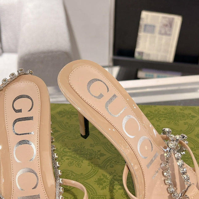 STRAPPY SANDAL WITH RHINESTONE CHAIN IN BEIGE PATENT LEATHER